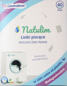 Natulim lawendowe listki do prania, 40 prań, w biało-niebieskim eko opakowaniu, z pralką, widok z przodu.
