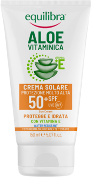 Biała tubka Equilibra Aloe Vitaminica SPF 50+ kremu, widok z przodu, z liśćmi aloesu i witaminą E.