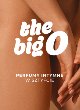Zbliżenie na skórę biodra z widocznymi dłońmi oraz białym napisem 'the big O PERFUMY INTYMNE W SZTYFCIE'.