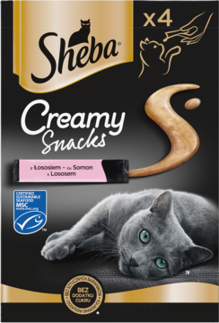 Sheba Creamy Snacks Łosoś x4, czarne opakowanie z leżącym szarym kotem i złotymi detalami.