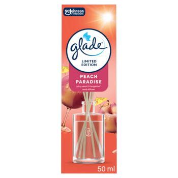Glade Peach Paradise patyczki zapachowe, opakowanie w kolorze pomarańczowo-brzoskwiniowym, 50ml, widok z przodu.