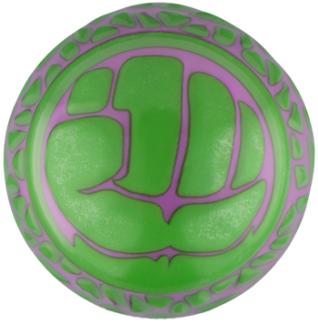 Zielona tarcza do disc golfa z fioletowym stylizowanym logo pięści i dekoracyjnym brzegiem, widok z góry.