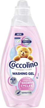 Różowy Coccolino Wonder Wash Sensitive żel do prania w butelce z misiem, PRO-S, do krótkich cykli, widok z przodu.