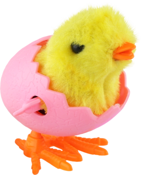 Pluszowy żółty kurczaczek zabawka w różowej pękniętej skorupce jajka z pomarańczowymi nóżkami, widok z przodu.