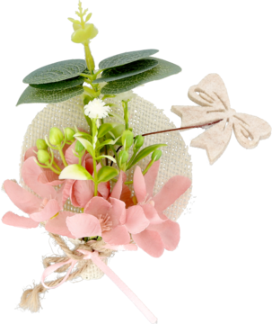 Mała różowa dekoracja kwiatowa z zielonymi liśćmi na okrągłej beżowej bazie, z beżowym motylkiem i wstążką.