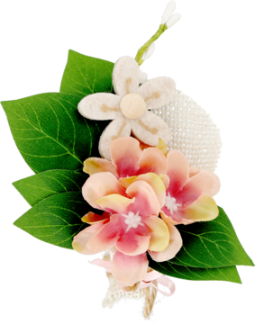 Ozdobna broszka kwiatowa: brzoskwiniowo-różowe kwiaty, kremowy pąk, zielone liście na tkaninie, widok z bliska.