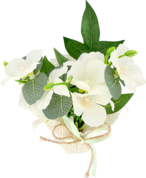 Biały bukiet sztucznych kwiatów z zielonymi listkami, owinięty brązową jutą, ozdobiony jasną wstążką.
