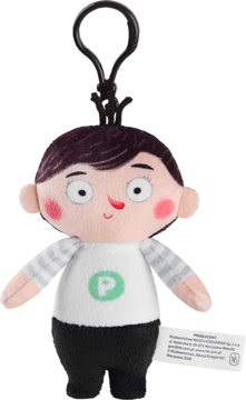 Pluszowy breloczek Pucio: chłopiec z ciemnymi włosami, uśmiechnięty, w białej koszulce z zielonym 'P'. Widok przodem.