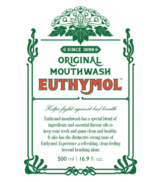 Euthymol Original Mouthwash 500ml w białej butelce z zielonymi zdobieniami w stylu vintage, widok z przodu.