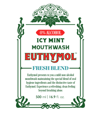 Dekoracyjna zielono-biała etykieta płynu Euthymol Icy Mint 0% ALCOHOL do płukania ust, widok przód.