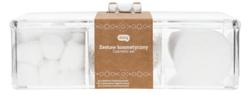 Przezroczysty organizer na akcesoria kosmetyczne z trzema przegródkami, zawierający białe waciki i płatki. Na nim brązowa etykieta.