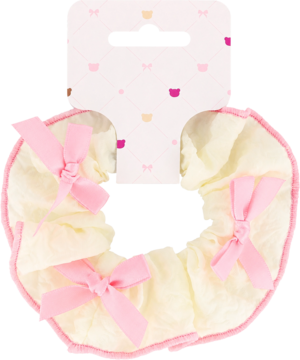 Eloy Scrunchie, kremowa gumka do włosów z falbanką i trzema małymi różowymi kokardkami, na białej zawieszce.