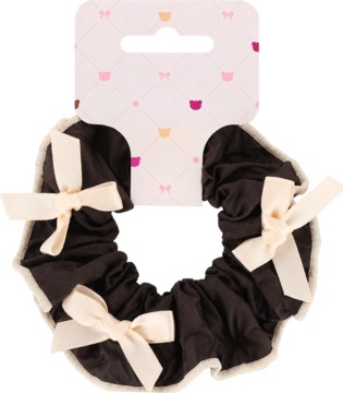 Eloy Scrunchie brązowa gumka z marszczonego materiału, trzema kremowymi kokardami, na kartonowym wieszaku.