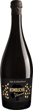 Czarna butelka Kombucha by Laurent Oak & Elderflower, ze złotą etykietą z drzewem i geometrycznymi liśćmi, widok z przodu.