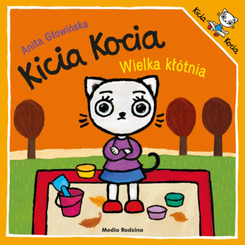 Okładka książki Kicia Kocia Wielka kłótnia. Biała kotka z zabawkami w piaskownicy, pomarańczowe tło.