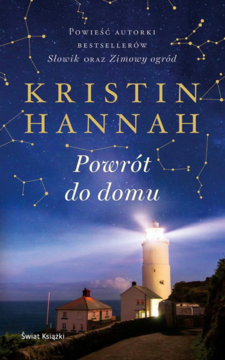 Książka Kristin Hannah „Powrót do domu”, okładka z latarnią morską na klifie i gwiaździstym niebem.
