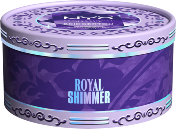 Okrągły, liliowo-purpurowy pojemnik Royal Shimmer z pudrem rozświetlającym, z ozdobnymi wzorami, widok z przodu.