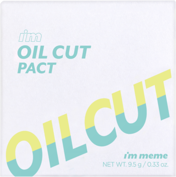 Matujący puder I'm Meme I'm Oil Cut Pact, białe kwadratowe opakowanie z zielono-żółtym napisem, widok z przodu.