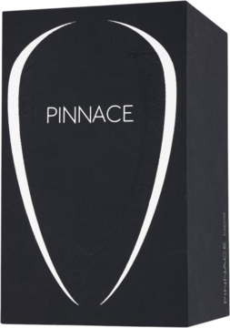 Pinnace, elegancki zapach dla kobiet, w ciemnoszarym pudełku z białym, stylizowanym logo i nazwą, widok z przodu i z boku.