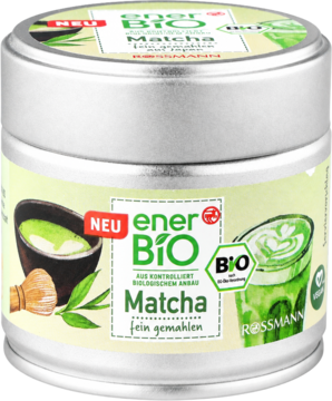 Srebrna puszka herbaty enerBIO Matcha, z zieloną etykietą, widok z przodu pod kątem, ilustracje matcha.