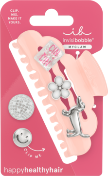 Różowa spinka invisibobble MYCLAW z trzema srebrnymi charmsami (CIN CIN, kwiat, królik) w opakowaniu.