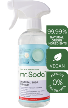 Przezroczysta butelka Mr. Soda Universal Cleaner ze spryskiwaczem, etykieta 'made with baking soda', 99,99% naturalnych składników.