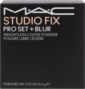 Czarne opakowanie MAC Studio Fix Pro Set + Blur Weightless Loose Powder, widok z przodu, białe i beżowe napisy.