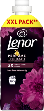 Ciemna butelka Lenor Perfume Therapy XXL, płyn do płukania o zapachu lotus flower & diamond figs, z fioletowymi kwiatami.