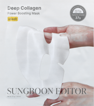 Biała, rozłożona hydrożelowa maska Deep Collagen Power Boosting Mask do twarzy trzymana w dłoniach.