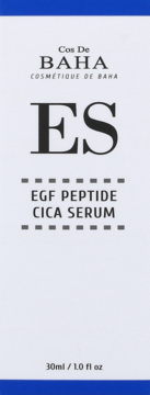 Białe pudełko rewitalizującego serum Cos De BAHA ES EGF Peptide Cica, niebieskie krawędzie, z przodu.