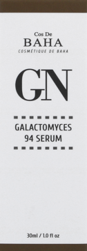 Białe pudełko Cos De BAHA GN Galactomyces 94 Serum z brązowymi krawędziami, widok z przodu, czarny tekst.