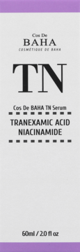 Cos De BAHA TN serum rozjaśniające z Tranexamic Acid i Niacinamide w jasnoszarym kartoniku, widok z przodu.