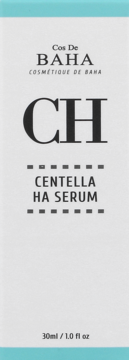 Białe pudełko Cos De BAHA Centella HA Serum 30ml z napisem CH i niebieskimi paskami, widok z przodu.
