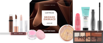 Zestaw Catrice Bronze Embrace z kosmetykami: paleta Mocca, różowy balsam, bronzer, tusz do rzęs na ciemnym tle.