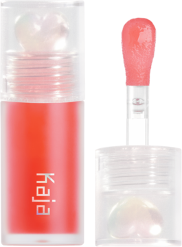 Kaja Juicy Glass Lip Oil Raspberry Refresher, otwarta butelka z różowym olejkiem i aplikator, serce na zakrętce.
