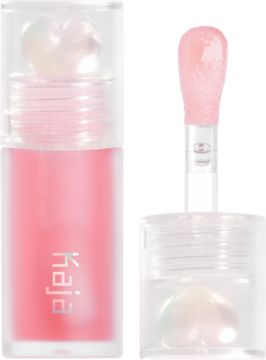 Nawilżający olejek Kaja Juicy Glass Lip Oil Rose Hip Spritz, różowa tubka z sercem, obok aplikator z produktem.