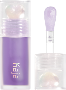 Kaja Juicy Glass Lip Oil Grape Glowtini, nawilżający, fioletowy olejek do ust z sercem, obok aplikator.