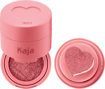 Kaja Beauty Cheeky Stamp Coy, różowy róż w stemplu z sercem, otwarte i zamknięte opakowanie, widok z góry i boku.