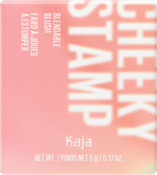 Kaja Cheeky Stamp Róż blendable w jasnoróżowym pudełku, widok z przodu, białe napisy, 5g.