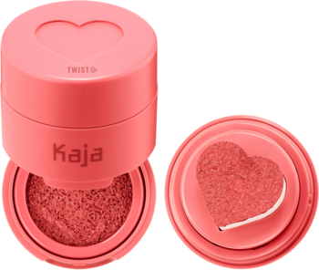 Róż w stemplu Kaja Cheeky Stamp Bossy. Dwa ujęcia: złożony i z wyjętym sercem-aplikatorem. Koralowy odcień.