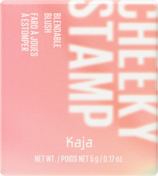Róż do policzków Kaja Cheeky Stamp Blendable Blush w różowym pudełku, widok z przodu z widocznymi napisami.