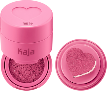 Kaja Cheeky Stamp Feisty róż w stemplu, dwa ujęcia. Różowy, otwarty, z widocznym aplikatorem w kształcie serca.