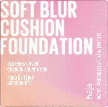 Różowo-pomarańczowe opakowanie Kaja Soft Blur Cushion Foundation, z białymi napisami, widok z przodu.