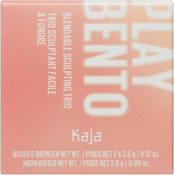 Kaja Play Bento Blendable Sculpting Trio, jasnoróżowe pudełko z opisem bronzera, różu i rozświetlacza.