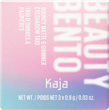 Kaja Beauty Bento Bouncy Matte & Shimmer Eyeshadow Trio, pionowe opakowanie gradientowe róż-błękit, widok z przodu.