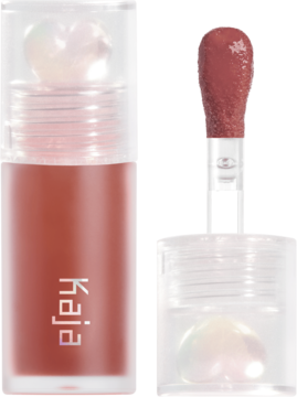 Kaja Juicy Glass Lip Oil Cherry Cola, otwarty, brązowo-czerwony z sercem na korku, błyszczący aplikator obok.