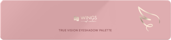 Jasnoróżowa paleta cieni AA Wings of Color True Vision z subtelnym logo i złotym, skrzydlatym wzorem.