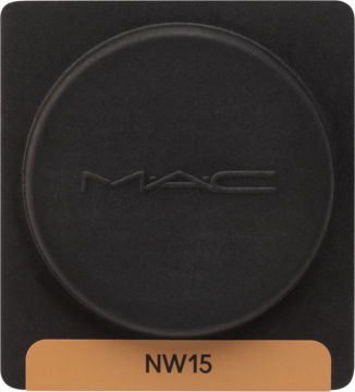 Matowy kompakt MAC NW15 w ciemnym kwadratowym etui z wytłoczonym logo. Pasek koloru u dołu. Widok z góry.