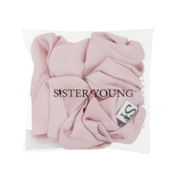 Jasnoróżowa szyfonowa scrunchie LILU Sister Young w przezroczystym opakowaniu. Elegancka, do włosów.