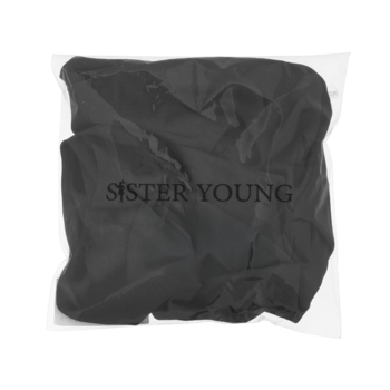 Czarna satynowa scrunchie LILU Sister Young, pomarszczona, z widocznym logo, elegancka dla włosów.